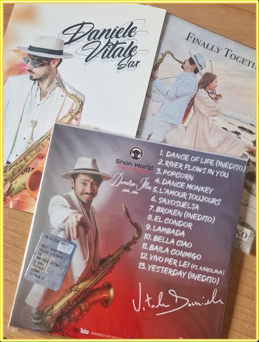 Potrebbe essere un'immagine raffigurante 4 persone, tromba, clarinetto, sassofono e il seguente testo "Paniele Vitale Sax FINALLY FINALLY TOCET, 1. DANCE OF LIFE (NEDITO) Shon Musical World Dimitie 。_. Jila 4.DANCE 4. 3.POPCORN 2.RIVERFLOWSINYOU 2. RIVER FLOWS IN YOU 6. 5.L'AMOUR MONKEY 7. SAXOSUELTA TOUJOURS 8.ELCONDOR 9. 8.EL BROKEN 10. LAMBADA CONDOR (INEDITO) 11. n.BAILA BELLA CIAO 12, VIVO PER CONMIGO 13. YESTERDAY LEI (চ. KAROLINA) (INEDITO) J.thsouiel :il 01728 DEST 매이172895기 EST 0172879871 9821 VETALE COBOT VITRLE ORLE VITeLE ESAN NIELE VIETATO VENDITH Tube"