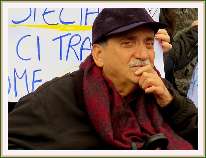 Potrebbe essere un'immagine raffigurante 1 persona e il seguente testo "RY JIECIH CI TRAC ME"