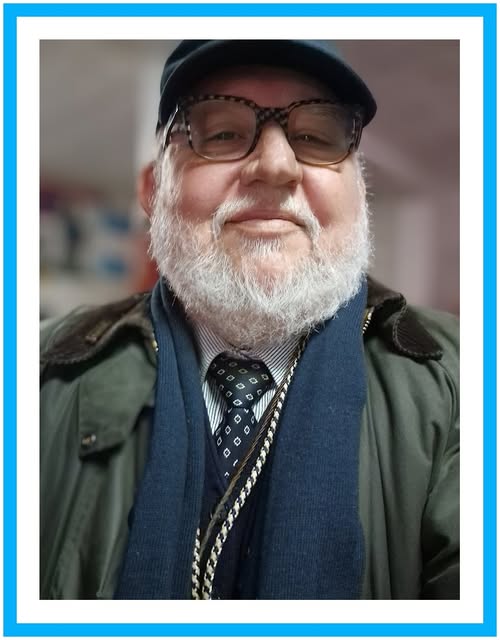 Potrebbe essere un'immagine raffigurante 1 persona, barba e occhiali