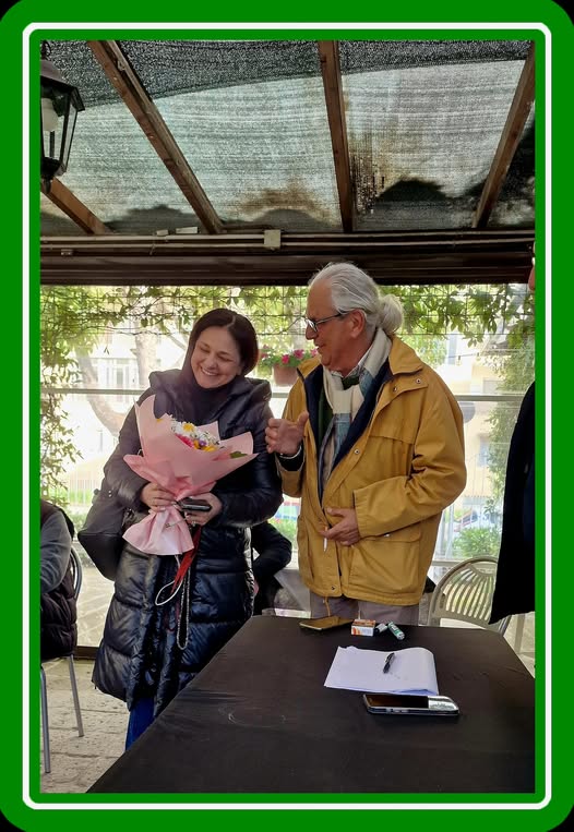 Potrebbe essere un'immagine raffigurante 3 persone e testo