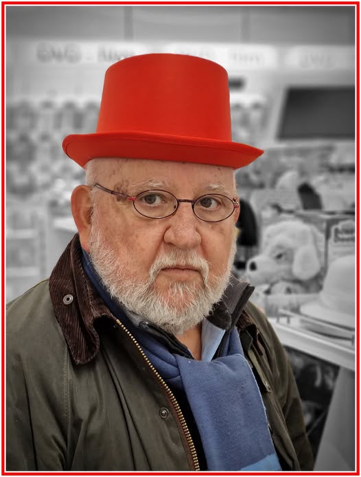 Potrebbe essere un'immagine raffigurante 1 persona, cappello, negozio di cappelli e testo