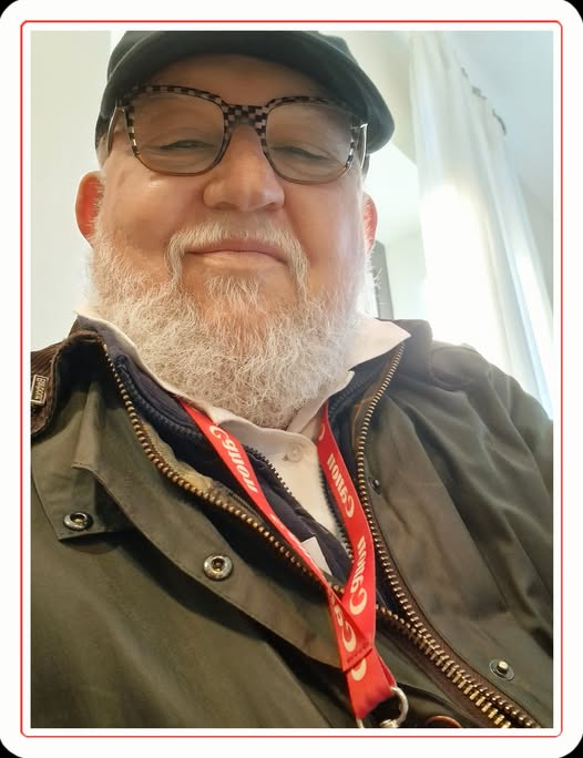 Potrebbe essere un'immagine raffigurante 1 persona, barba e occhiali