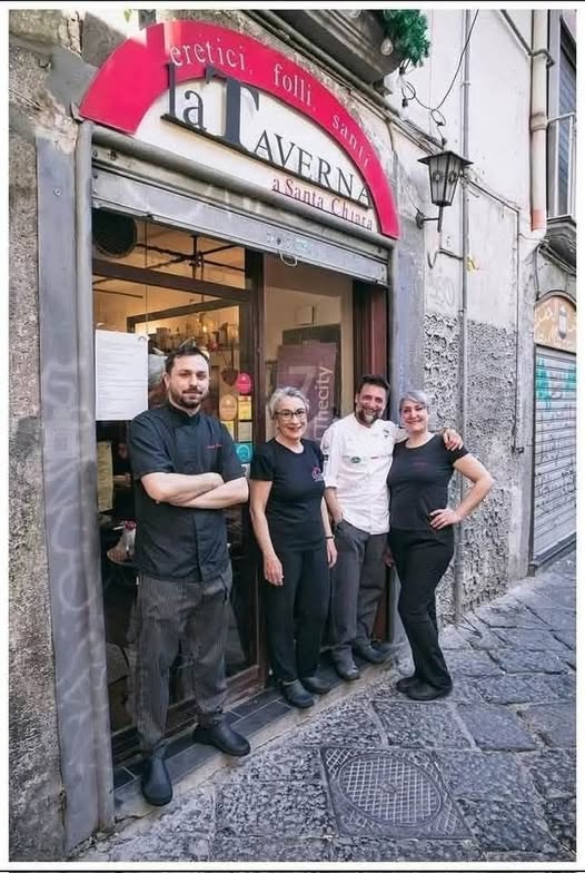 Potrebbe essere un'immagine raffigurante 4 persone e il seguente testo "eretici, ต folli AVERNA sania sani ¡SaniaChur Cara aSanta I Thecity"