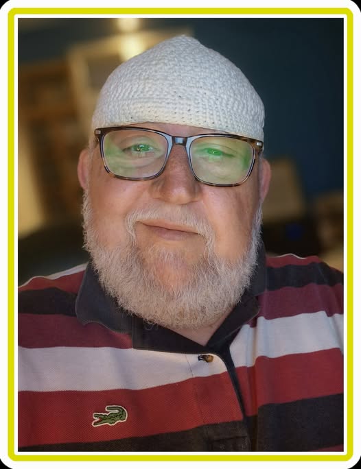 Potrebbe essere un'immagine raffigurante 1 persona, barba, occhiali e cappello