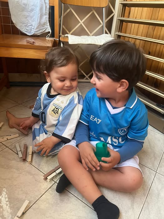 Potrebbe essere un'immagine raffigurante 2 persone