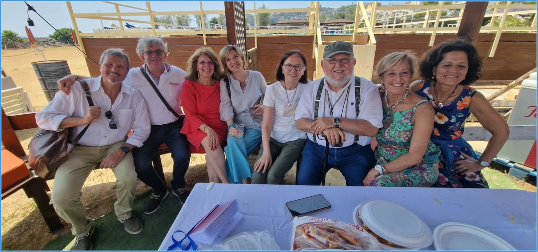 Potrebbe essere un'immagine raffigurante 8 persone e persone che sorridono