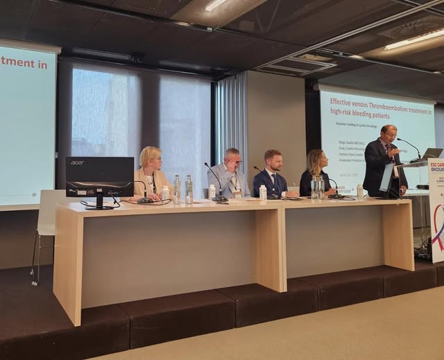 Potrebbe essere un'immagine raffigurante 5 persone e testo