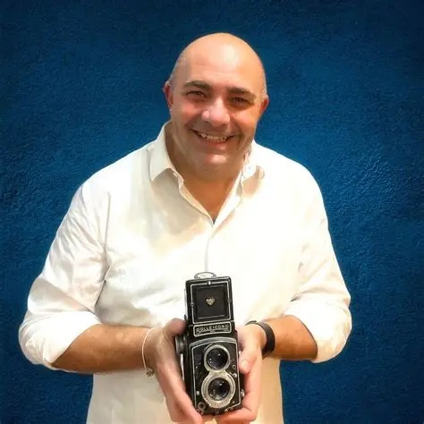 Luigi Borrone con macchina fotografica biottica